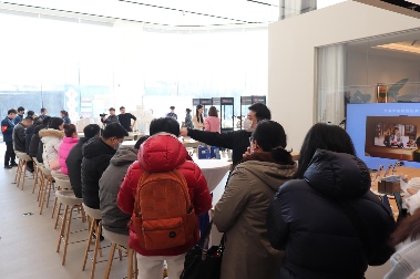 华为Pocket 2开售引爆市场，北京线下门店掀起排队抢购热潮(图1)