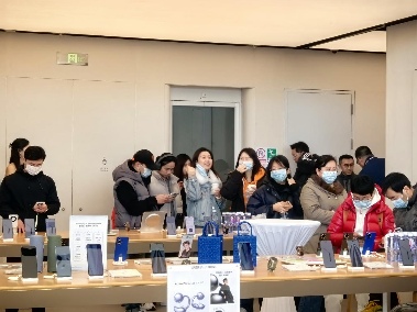 华为Pocket 2开售引爆市场，北京线下门店掀起排队抢购热潮(图2)