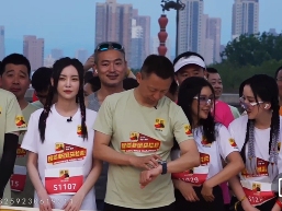 张朝阳马拉松新装备:华为WATCH Ultimate助力运动爱好者一展风采(图2) 张朝阳马拉松新装备:华为WATCH Ultimate助力运动爱好者一展风采(图2)