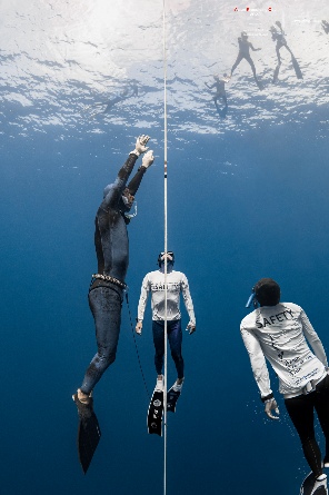 探索无界，心向非凡！华为WATCH Ultimate再助王瑾打破自由潜亚洲纪录！(图2)