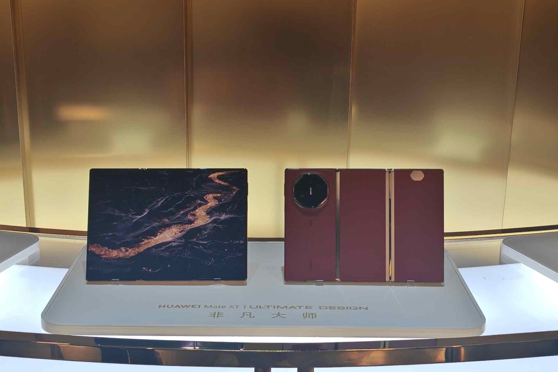 全球首款三折叠手机亮相 华为抢占折叠屏手机高位(图4) 全球首款三折叠手机亮相 华为抢占折叠屏手机高位(图4)