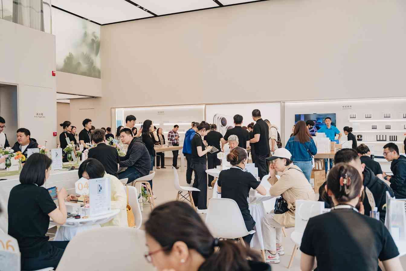 华为Pura70 Pro+、Pura 70今日先锋开售，北京多家门店现抢购热潮(图1)